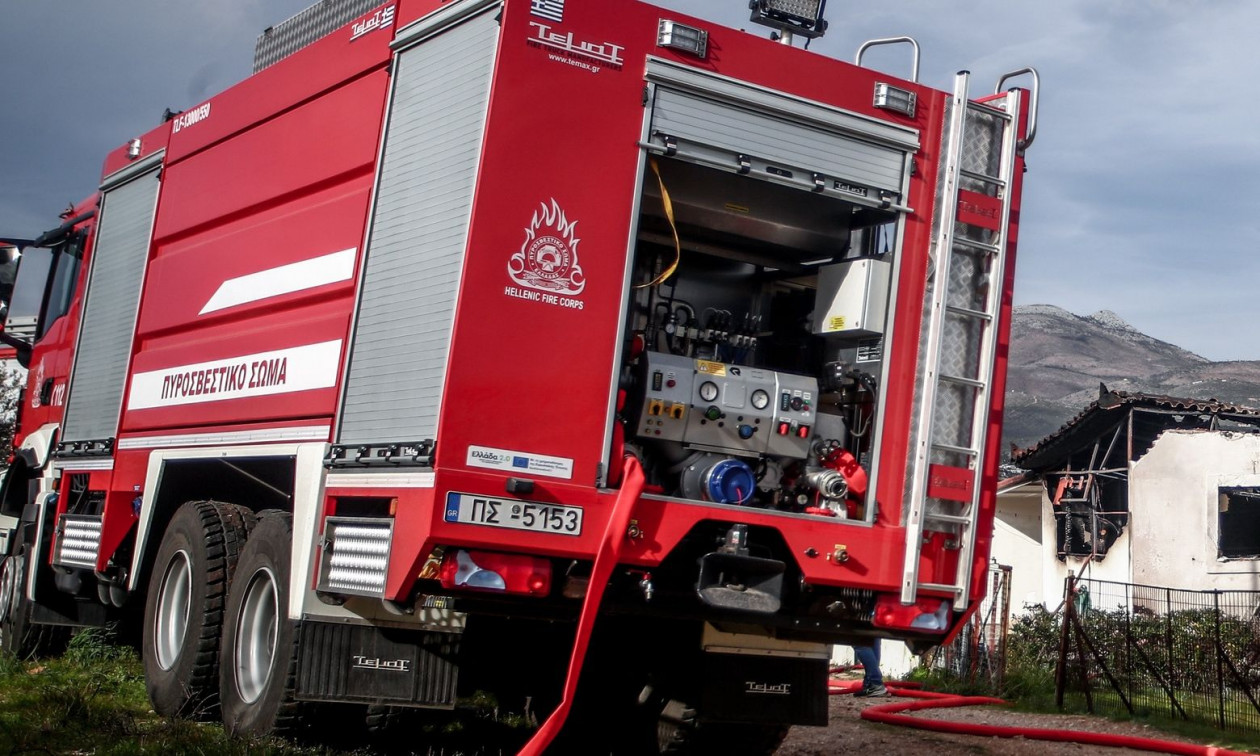 Φωτιά σε διαμέρισμα στο Μενίδι – Ζημιές και σε αυτοκίνητο