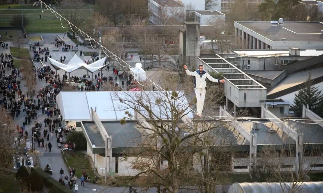 Ελβετία: Αθλητής διέσχισε 667 μέτρα σε σκοινί πάνω από τη Γενεύη – Εικόνες που κόβουν την ανάσα