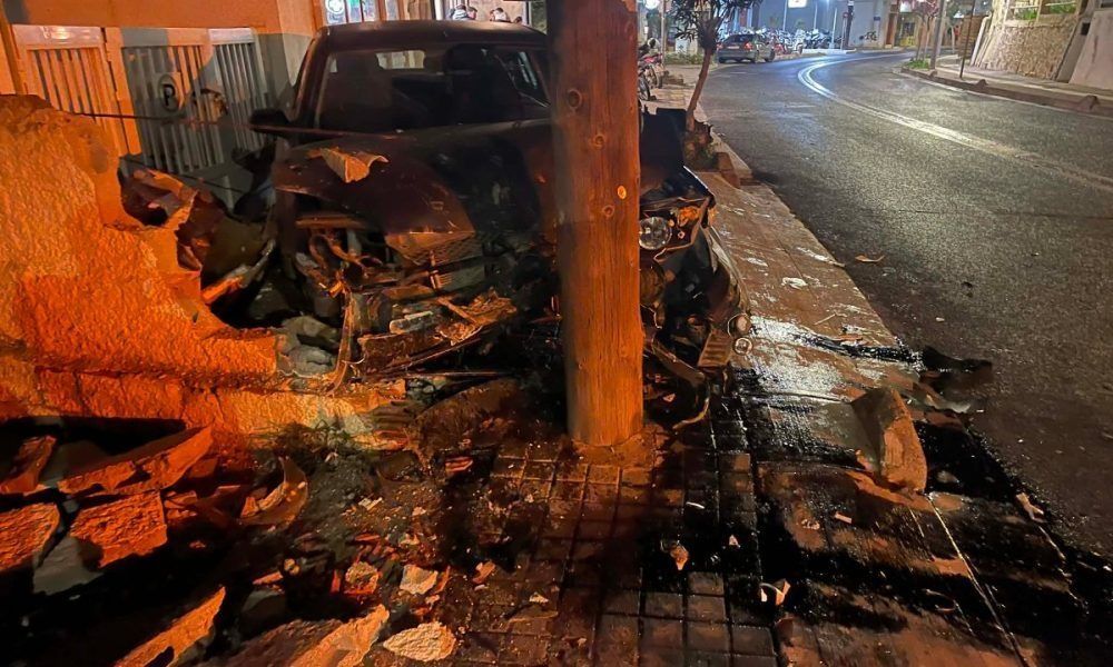 Σοβαρό τροχαίο στο Ρέθυμνο – Όχημα καρφώθηκε σε κολόνα – Εικόνα