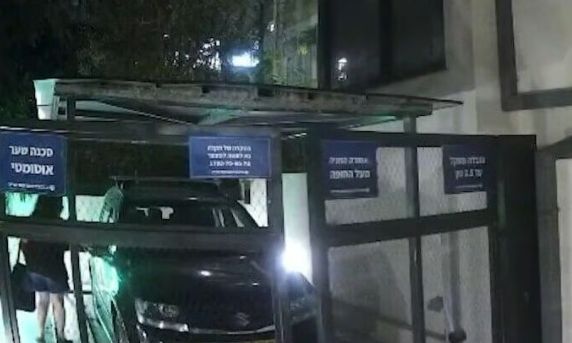 Παρ’ ολίγον τραγωδία στο Τελ Αβίβ: Βλάβη σε ρομποτικό πάρκινγκ «παγιδεύει» ένοικο – Βίντεο