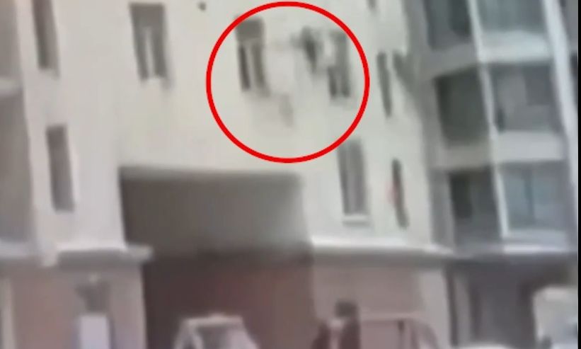 Αγία Πετρούπολη: Θυρωρός έσωσε παιδί που έπεσε από τον 7ο όροφο πολυκατοικίας – Βίντεο