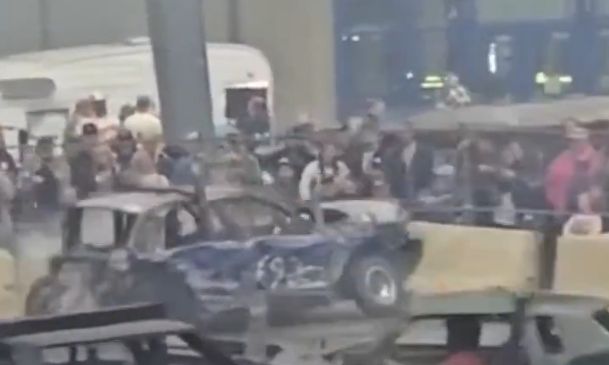 ΗΠΑ: Η στιγμή που αγωνιστικό αυτοκίνητο πέφτει πάνω σε θεατές – Ένας τραυματίας