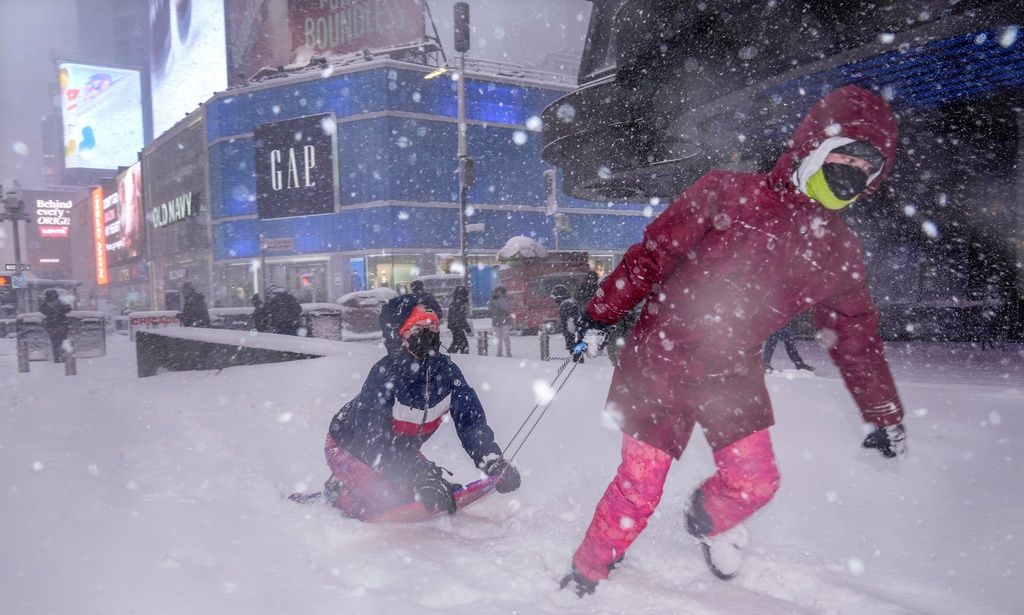 Σφοδρή χιονοθύελλα στις ΗΠΑ: Χιλιάδες ακυρώσεις πτήσεων και 650.000 νοικοκυριά χωρίς ρεύμα (Βίντεο)