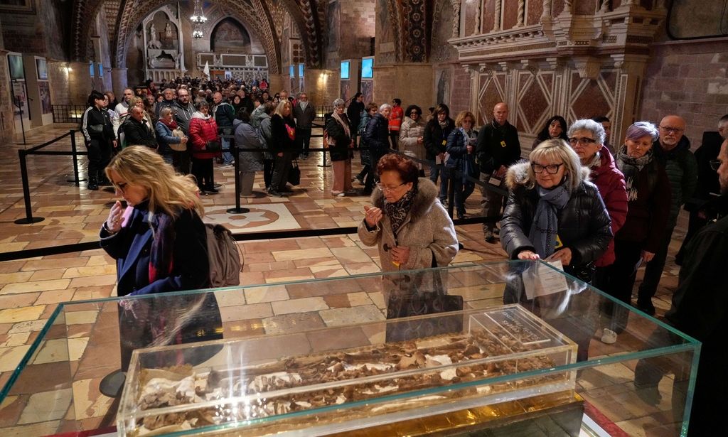 Τα λείψανα του Αγίου Φραγκίσκου της Ασίζης για πρώτη φορά στο κοινό 800 χρόνια από τον θάνατό του