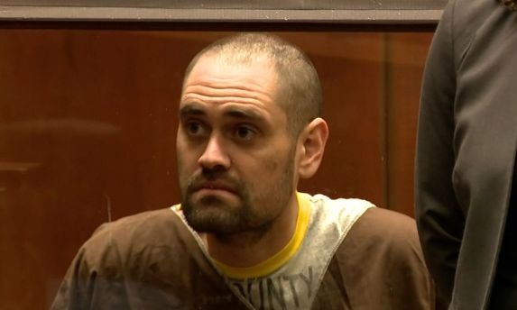 Ψυχρός και ανέκφραστος ο Νικ Ράινερ στο δικαστήριο για τη δολοφονία των γονιών του – Δήλωσε αθώος