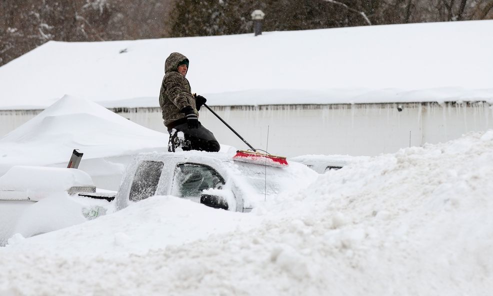 Στα λευκά η Nέα Υόρκη από την «κακοκαιρία του αιώνα» -Μπλακ άουτ, ακυρώσεις πτήσεων και χιονοπόλεμος