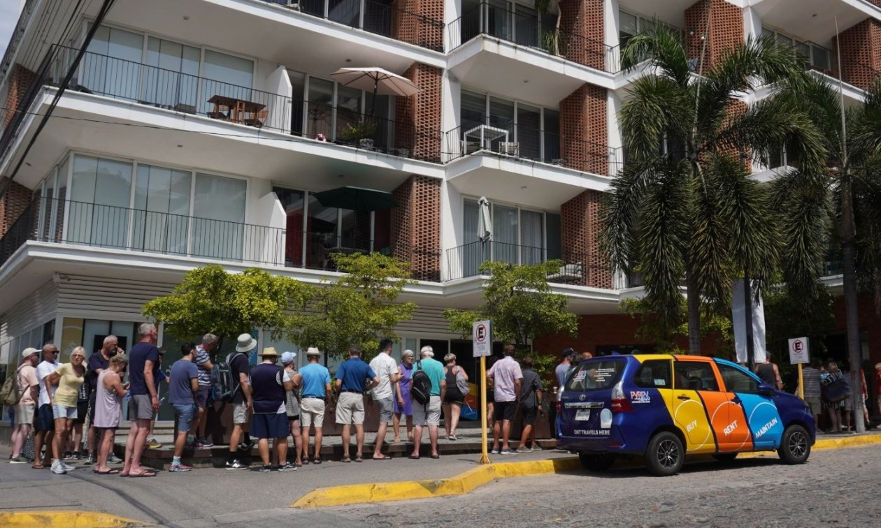 Μεξικό: Τουρίστες περιγράφουν τη φρίκη της βίας – «Τρέχαμε, είχε παντού φωτιές, νόμιζα πως πεθαίνω»