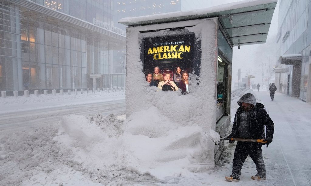 ΗΠΑ: Εκατοντάδες χιλιάδες νοικοκυριά χωρίς ρεύμα στη Μασαχουσέτη – Έφτασε τα 90 εκατοστά το χιόνι