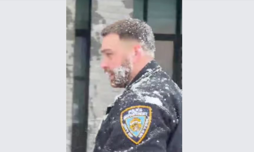 «Ενέδρα» σε αστυνομικούς της Νέας Υόρκης – Δέχθηκαν επίθεση με χιονόμπαλες