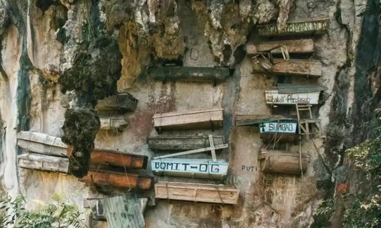 Kίνα: Η αποκάλυψη του μυστηρίου με τα κρεμαστά φέρετρα και οι απόγονοι Μπο