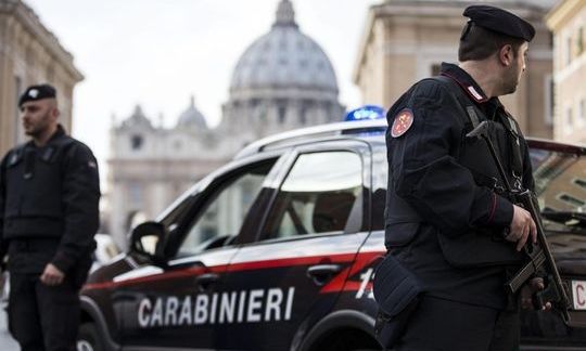 Ρώμη: Πεθερός επιτέθηκε με μπαλτά στη νύφη του στη μέση του δρόμου