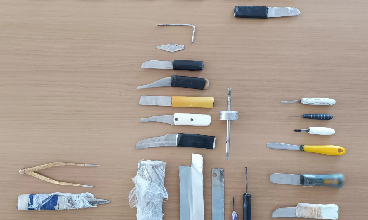 Ολόκληρο οπλοστάσιο στις φυλακές Δομοκού: 14 μαχαίρια, 5 σουβλιά, λάμα, λόγχη, κινητά και φορτιστές