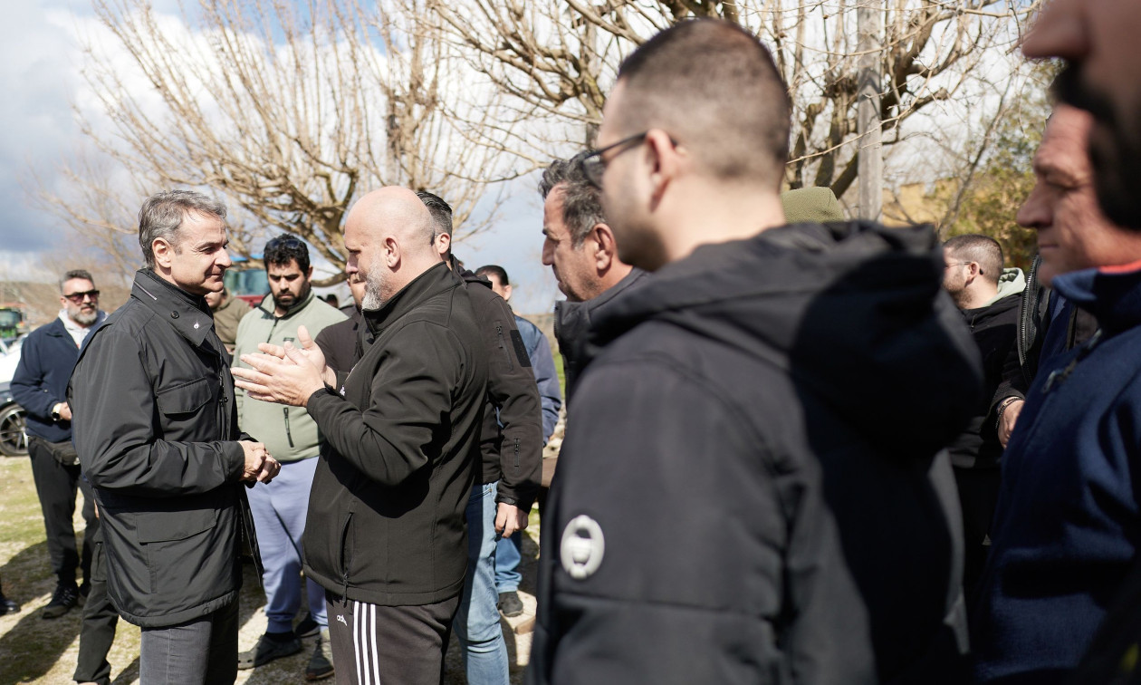 Μητσοτάκης σε αγρότες στις Φέρες: «Δεν θέλουμε να τρέχετε πίσω από το κράτος»