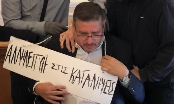 ΑΣΟΕΕ: Η κατάθεση του πρύτανη για τη διαπόμπευση – «Με κρατούσαν και έβαλαν την ταμπέλα με τη βία»