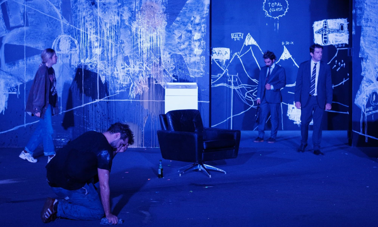 Θέατρο του Νέου Κόσμου: «Εχθρός του Λαού» – Τελευταίες παραστάσεις για το σπουδαίο θεατρικό γεγονός