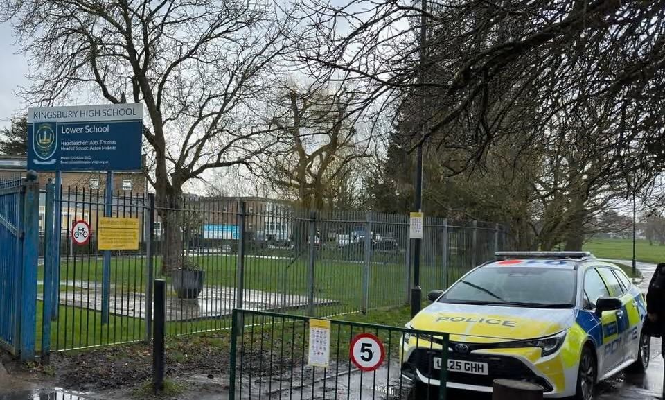 Βρετανία: Άνδρας μπήκε σε τζαμί με μαχαίρι και τσεκούρι την ώρα της προσευχής