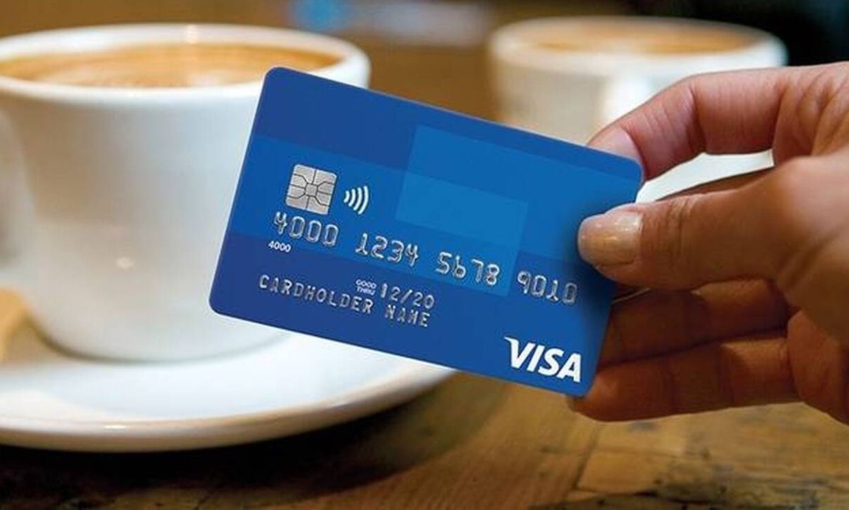 Οι πληρωμές με κάρτα κερδίζουν έδαφος: Σχεδόν 1 στις 2 επιχειρήσεις τις χρησιμοποιούν