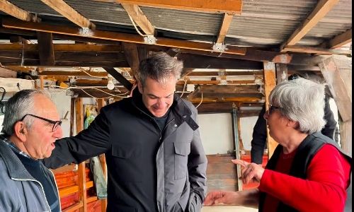 «Από την κυρά Άρτεμη θα φας»: Επίσκεψη Μητσοτάκη στην «κυρά του Δέλτα» στον Έβρο – Βίντεο