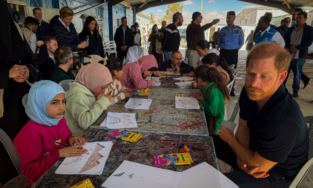 Στην Ιορδανία ο πρίγκιπας Χάρι και η Μέγκαν Μαρκλ – Επισκέφθηκαν παιδιά πρόσφυγες από τη Γάζα