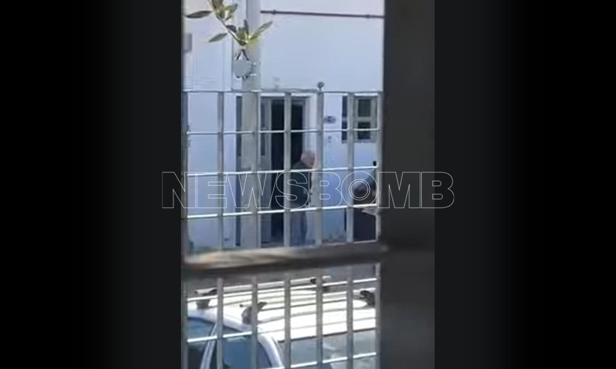 Η στιγμή που 85χρονος απειλεί ανήλικους με αεροβόλο έξω από σχολείο στου Ρέντη