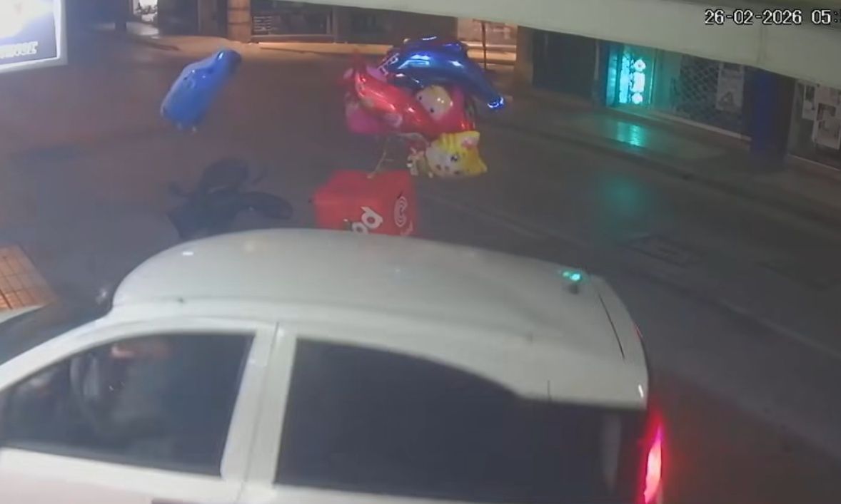 Ηράκλειο: Η στιγμή που αυτοκίνητο «καρφώνεται» σε μίνι μάρκετ – Μεθυσμένος ο οδηγός