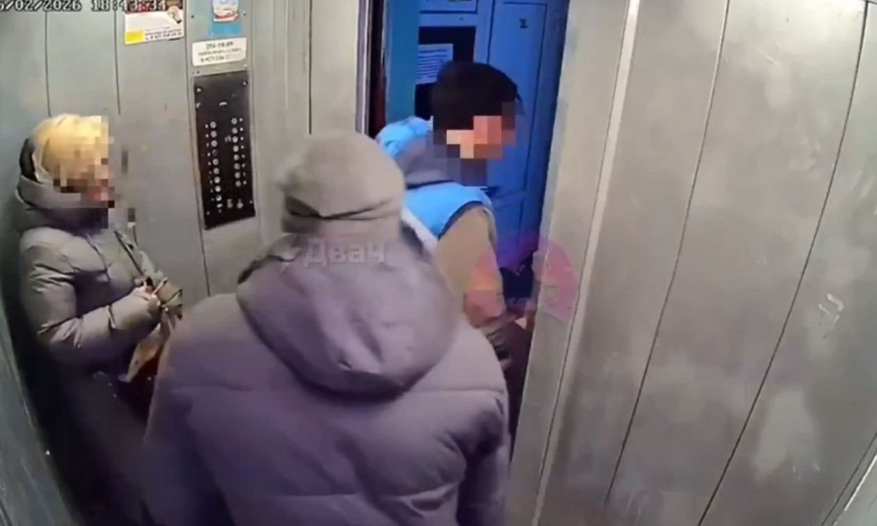 Ρωσία: Άνδρας σχεδόν συνεθλίβη από ασανσέρ – Βίντεο