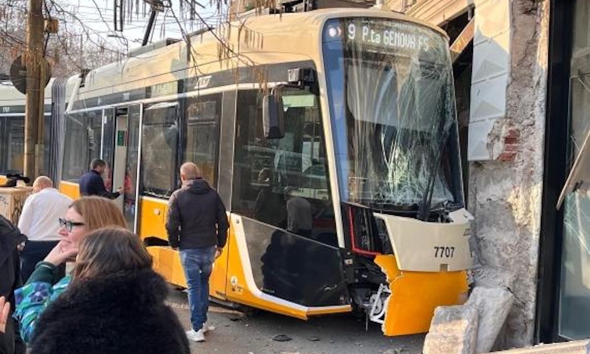 Μιλάνο: Τραμ εκτροχιάστηκε παγιδεύοντας ανθρώπους – Σε εξέλιξη επιχείρηση απεγκλωβισμού