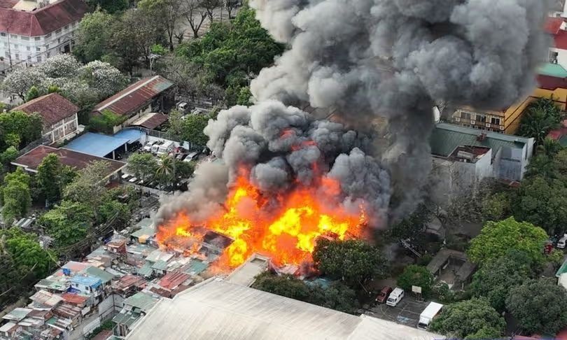 Μανίλα: Παρανάλωμα – Έβαλε φωτιά σε 300 σπίτια όταν έπιασε τη σύζυγο με τον εραστή της