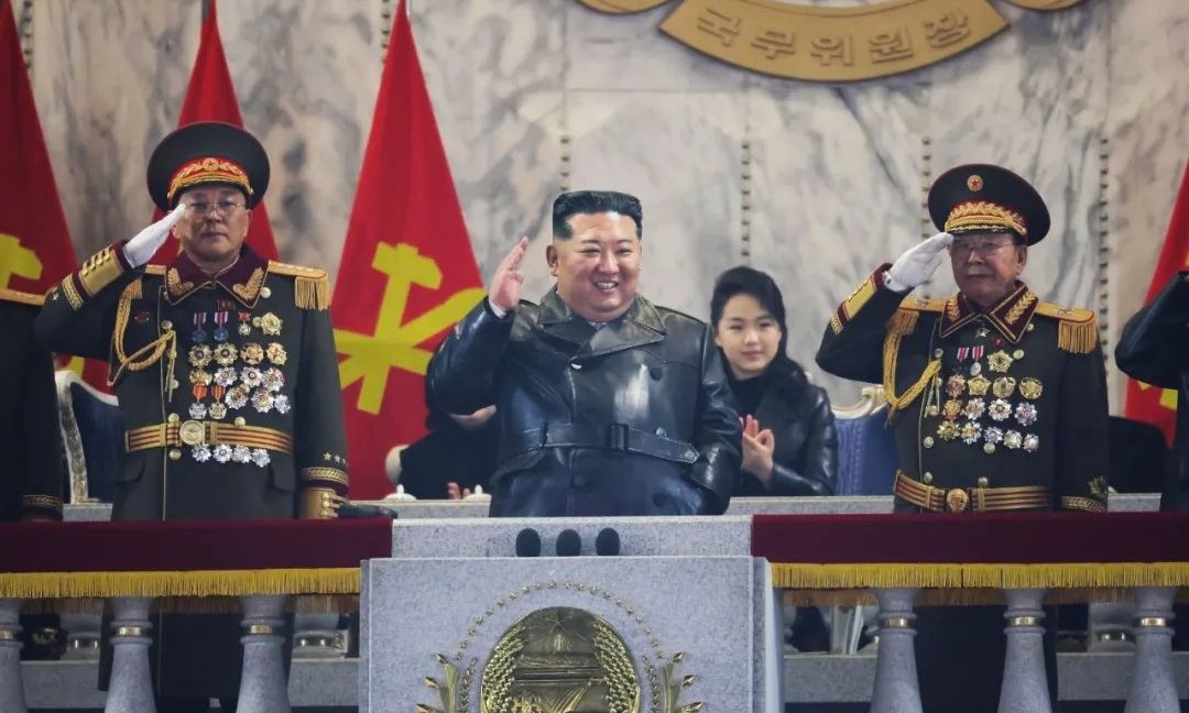 Βόρεια Κορέα: Επίδειξη δύναμης από τον Κιμ Γιονγκ Ουν μαζί με τη «διάδοχο» κόρη του