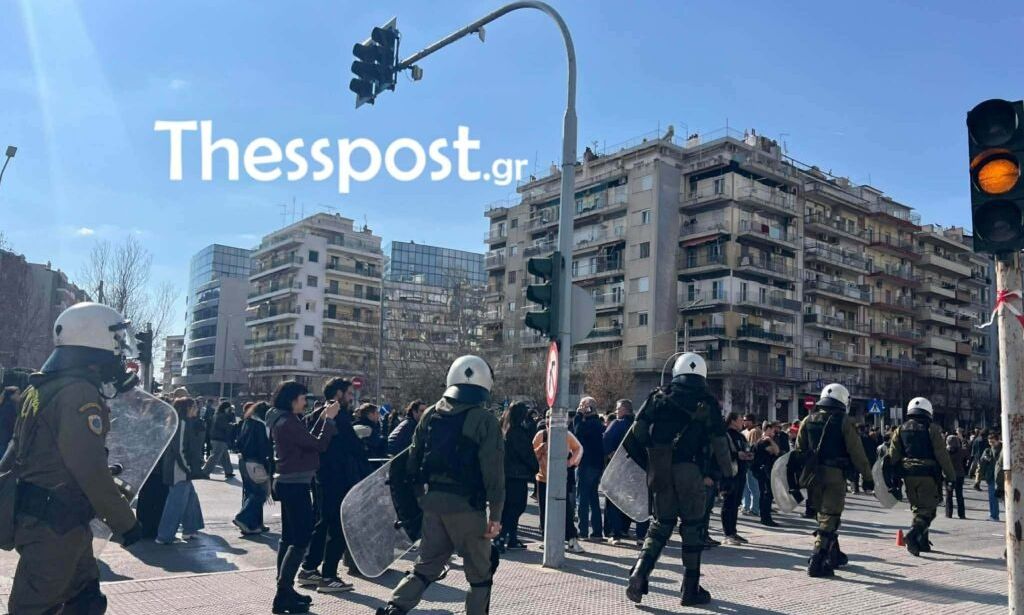 Τέμπη: Πεδίο μάχης το κέντρο της Θεσσαλονίκης μετά το συλλαλητήριο με ρίψεις μολότοφ – Βίντεο