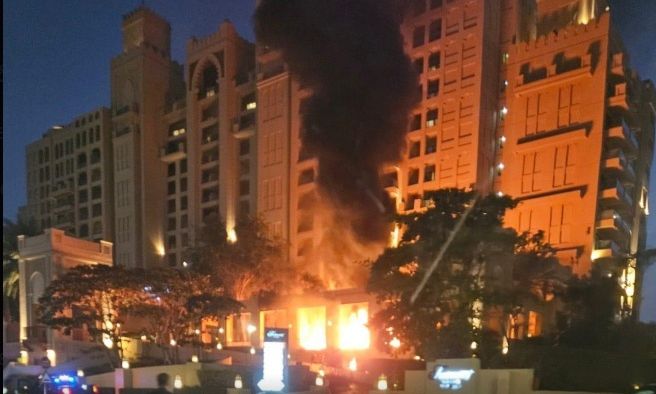 Ντουμπάι: Στις φλόγες μεγάλο ξενοδοχείο στο τεχνητό νησί Παλμ Τζουμέιρα μετά την αναχαίτιση πυραύλων
