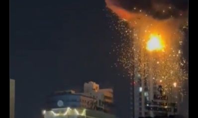 Πόλεμος στη Μέση Ανατολή: Η στιγμή που ιρανικό drone χτυπάει πολυώροφο κτήριο στο Μπαχρέιν