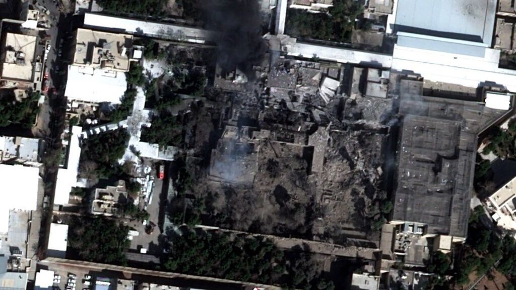 Δορυφορικές εικόνες: Η καταστροφή στο «παλάτι» του Χαμενεΐ