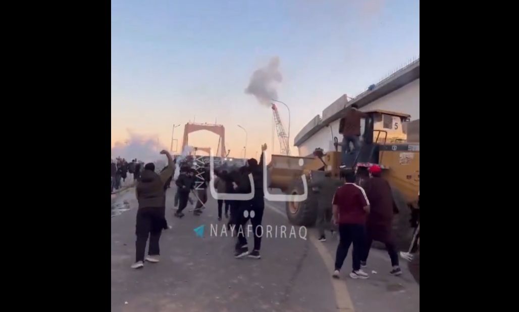 Βαγδάτη: Με μπουλντόζες προσπαθούν να σπάσουν τους φραγμούς προς την πρεσβεία των ΗΠΑ