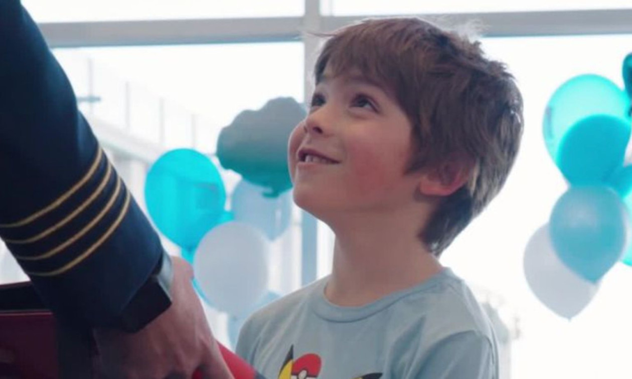 ΗΠΑ: Υπάλληλοι αεροπορικής εταιρείας δώρισαν 15.000 κάρτες Pokemon σε 7χρονο αγόρι