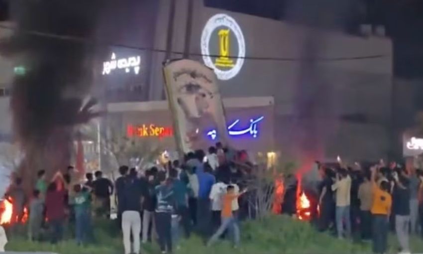 Iράν: Πλήθος κατέστρεψε μνημείο του Χαμενεΐ – «Ονειρεύομαι; Γεια σου καινούργιο κόσμε!»