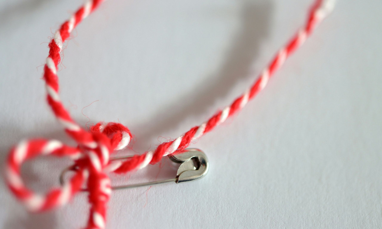 Γιατί φοράμε «Μάρτη» – Τι συμβολίζει και ποια είναι η ιστορία του εθίμου