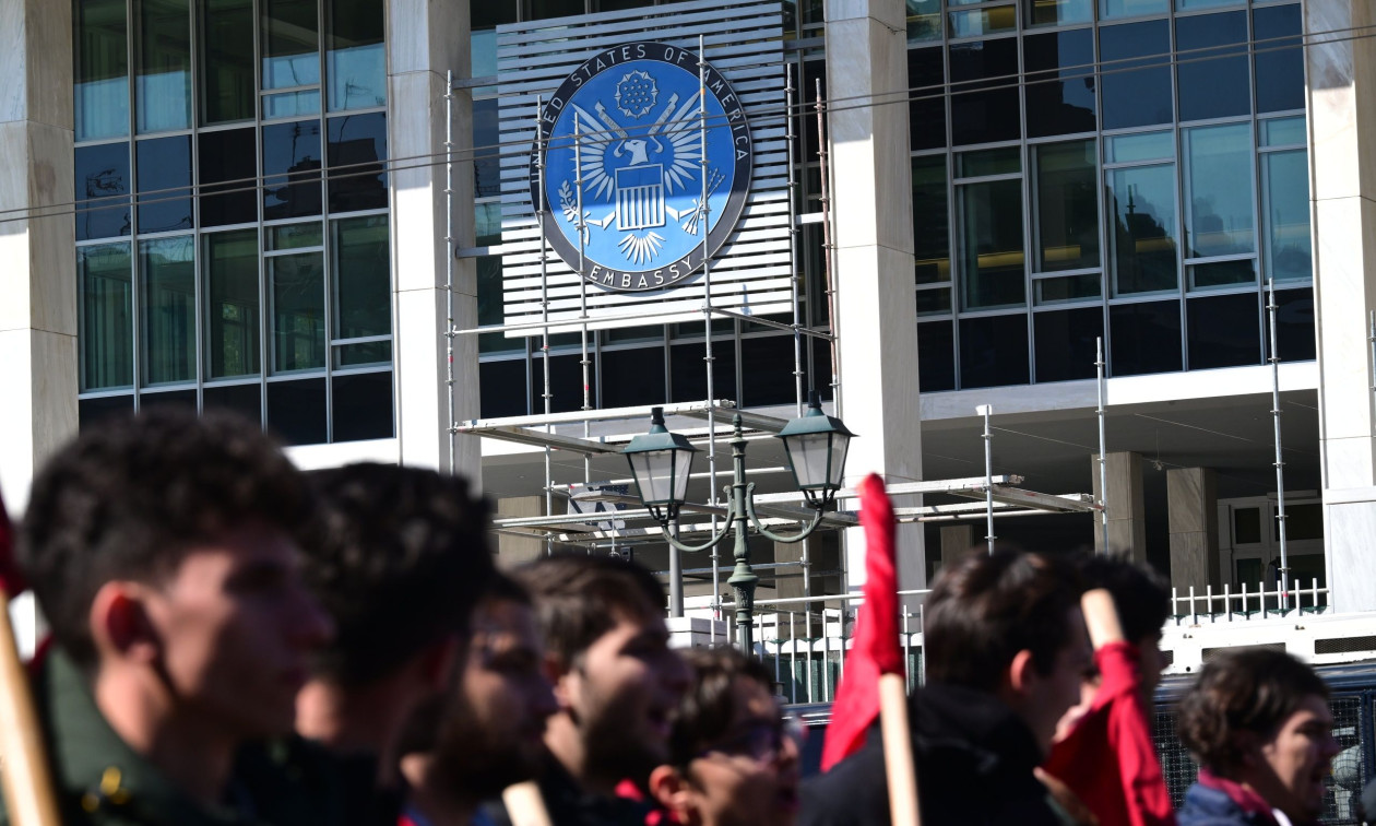 Διαδήλωση προς την αμερικάνικη πρεσβεία ενάντια στις επιθέσεις στο Ιράν