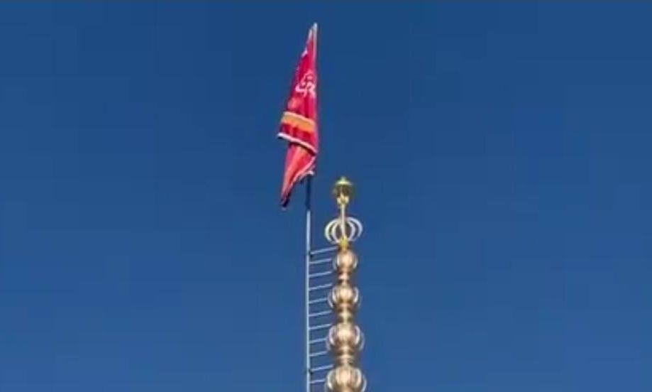 Το Ιράν ύψωσε την «κόκκινη σημαία εκδίκησης» στο τζαμί Τζαμκαράν μετά τη δολοφονία Χαμενεΐ