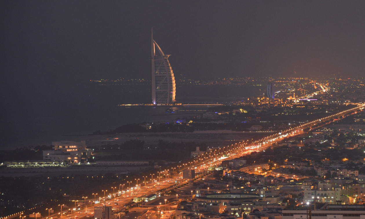 Politico: Τοστ με αβοκάντο, influencers και πανικός: Πώς τελείωσε το πάρτι στο Ντουμπάι