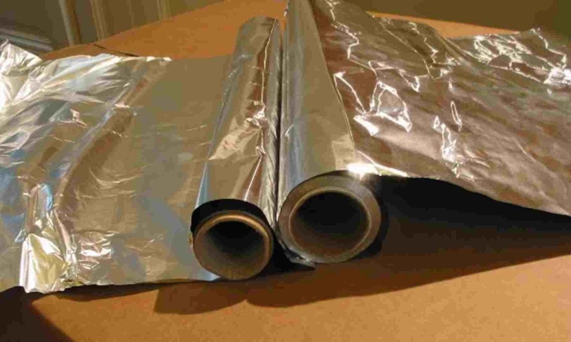 Το μυστικό για τον καθαρισμό των κουφωμάτων αλουμινίου είναι το αλουμινόχαρτο