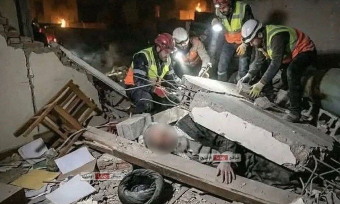 Η viral φωτογραφία της σορού του Χαμενεΐ κάτω από τα ερείπια με σχεδόν 5 εκατ. προβολές