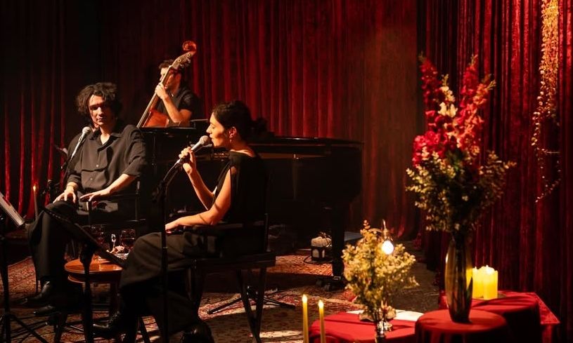 «Μικρές Ταπεινώσεις»: Ένα ημερολόγιο μοναξιάς και μνήμης ζωντανεύει στο Baumstrasse