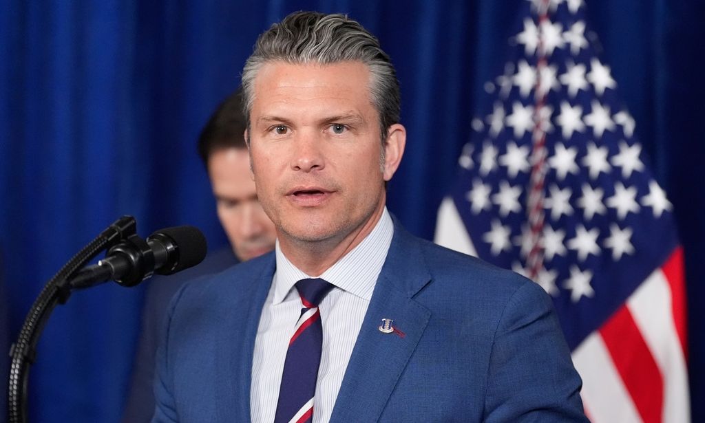 Πόλεμος στο Ιράν: «Τους χτυπάμε συντριπτικά και αμετανόητα», λέει ο υπουργός Άμυνας των ΗΠΑ