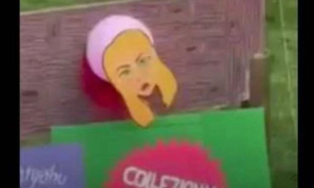 Ιταλία: Έβαλαν το κεφάλι της Μελόνι σε χαρτόνι και της το… έκοψαν στην γκιλοτίνα σε καρναβάλι