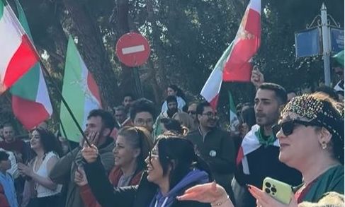 Ιρανοί στην Αθήνα γιορτάζουν την πτώση του καθεστώτος έξω από την πρεσβεία του Ισραήλ
