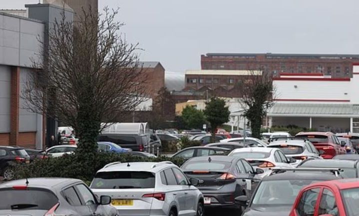 Λονδίνο: Ουρές στα βενζινάδικα έν μέσω φόβων για εκτόξευση των τιμών