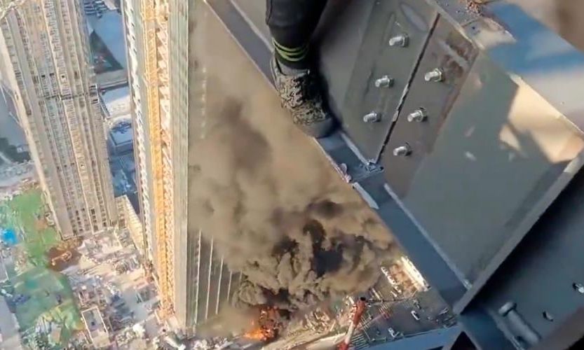 Τελ Αβίβ: Εργάτες σε σκαλωσιά βλέπουν από κάτω τους κτίριο να έχει χτυπηθεί από πύραυλο – Βίντεο