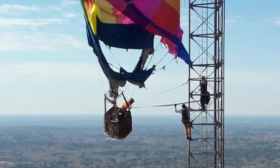 Δραματική διάσωση δύο ατόμων από αερόστατο που μπλέχτηκε σε πύργο επικοινωνιών στο Τέξας