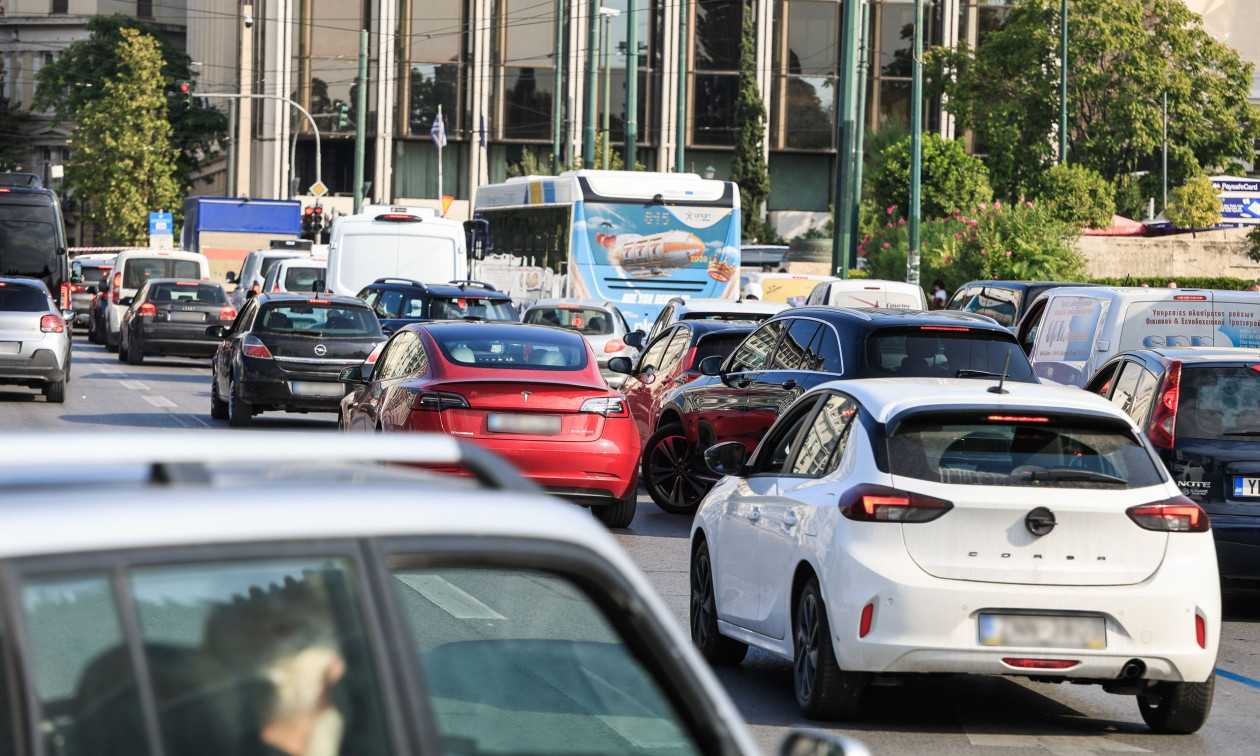 Κίνηση στους δρόμους: «Κόλαση» σε Κηφισό, Μεσογείων και Αλεξάνδρας – Τροχαίο στην Αττική Οδό